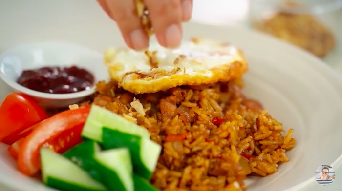 Ketika YouTuber Luar Negeri Bikin Resep Nasi Goreng Indonesia, Kayak