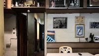 Jauh dari kesan modern, bagian dalam restoran diisi dengan kursi plastik dan meja kayu sederhana. Bagian atas dinding restoran dipenuhi foto mendiang Raja Bhumibol Adulyadej. Foto: Instagram/ Dok. Poj Spa kar