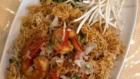Ada juga Mee Krob yang hidangan mie goreng renyah krispi yang pedas dengan tambahan udang goreng, lengkap dengan lalapan segar yang menggugah selera. Foto: Instagram/ Dok. Poj Spa kar