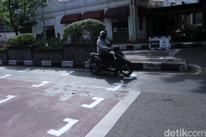 RHK untuk Atur Phisycal Distancing di Jalanan Kota Bandung Dinas Perhubungan (Dishub) Kota Bandung dan Satlantas Polrestabes Bandung membuat ruang henti khusus (RHK) disejumlah traffic light di sejumlah titik jalan di Kota Bandung. Pantauan detikcom, Kamis (17/7/2020) seperti di Jalan Merdeka, RHK dengan garis berwarna putih dipasang di jalan tersebut.