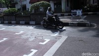 Saat menunggu traffic light, sepeda motor yang melintas di jalan tersebut harus berhenti tepat di garis RHK.