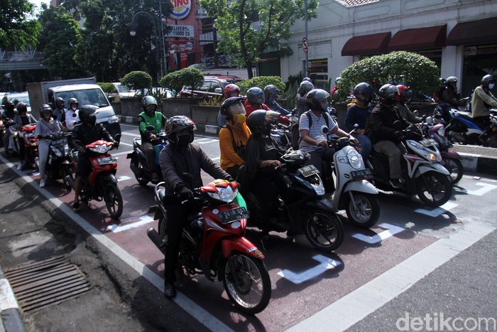 RHK untuk Atur Phisycal Distancing di Jalanan Kota Bandung Dinas Perhubungan (Dishub) Kota Bandung dan Satlantas Polrestabes Bandung membuat ruang henti khusus (RHK) disejumlah traffic light di sejumlah titik jalan di Kota Bandung. Pantauan detikcom, Kamis (17/7/2020) seperti di Jalan Merdeka, RHK dengan garis berwarna putih dipasang di jalan tersebut.