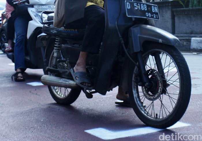 RHK untuk Atur Phisycal Distancing di Jalanan Kota Bandung Dinas Perhubungan (Dishub) Kota Bandung dan Satlantas Polrestabes Bandung membuat ruang henti khusus (RHK) disejumlah traffic light di sejumlah titik jalan di Kota Bandung. Pantauan detikcom, Kamis (17/7/2020) seperti di Jalan Merdeka, RHK dengan garis berwarna putih dipasang di jalan tersebut.