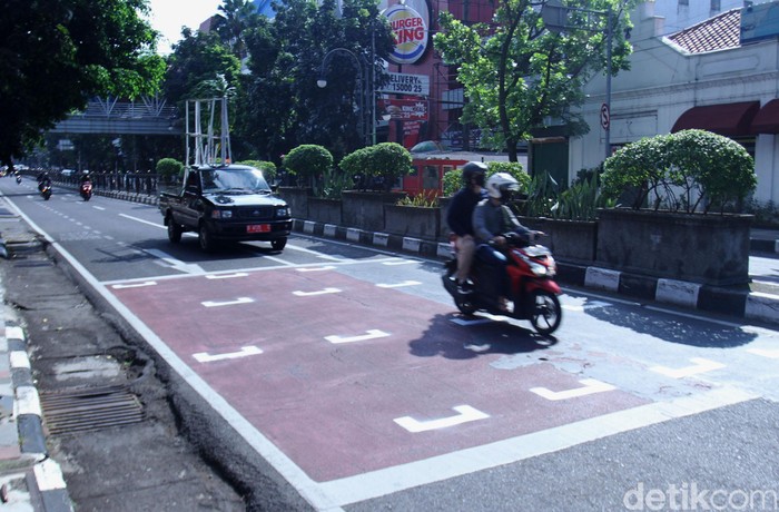 RHK untuk Atur Phisycal Distancing di Jalanan Kota Bandung Dinas Perhubungan (Dishub) Kota Bandung dan Satlantas Polrestabes Bandung membuat ruang henti khusus (RHK) disejumlah traffic light di sejumlah titik jalan di Kota Bandung. Pantauan detikcom, Kamis (17/7/2020) seperti di Jalan Merdeka, RHK dengan garis berwarna putih dipasang di jalan tersebut.