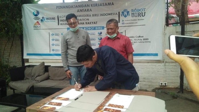 Robot Biru