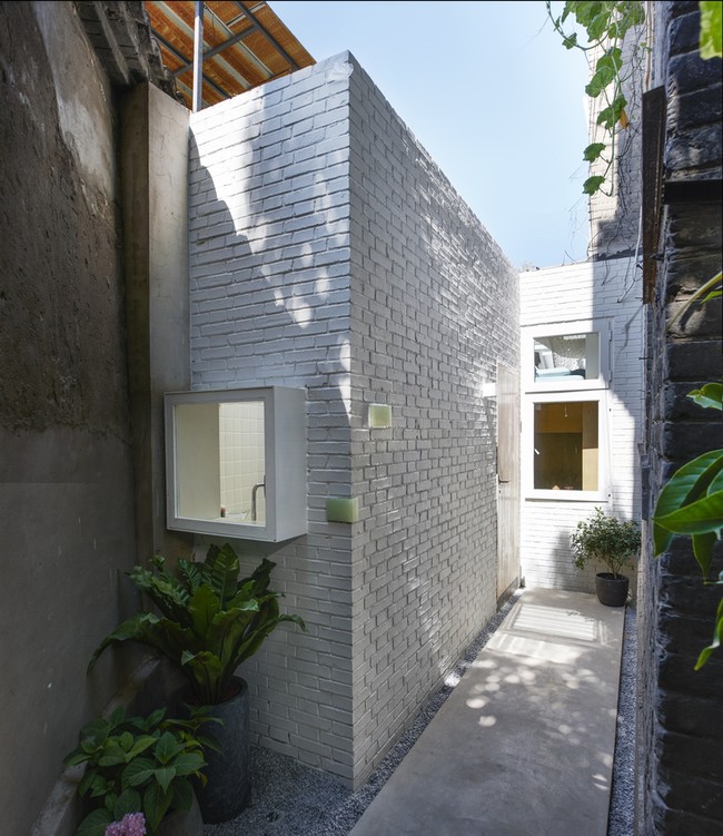 Merancang rumah di lahan terbatas, terlebih lagi berbentuk huruf L, memang perlu kreativitas tingkat tinggi. Tantangannya adalah membangun hunian nyaman, fungsional dan modern untuk enam anggota keluarga. Foto: Dok. Ruijing Photo/ B.L.U.E Architecture Studio