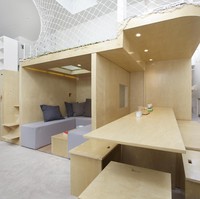 Ruang tamu bisa berubah jadi ruang makan dengan memasang meja yang bisa dilipat dan dipanjangkan sekaligus untuk menyimpan kursi. Foto: Dok. Ruijing Photo/ B.L.U.E Architecture Studio