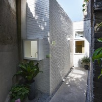 Merancang rumah di lahan terbatas, terlebih lagi berbentuk huruf L, memang perlu kreativitas tingkat tinggi. Tantangannya adalah membangun hunian nyaman, fungsional dan modern untuk enam anggota keluarga. Foto: Dok. Ruijing Photo/ B.L.U.E Architecture Studio