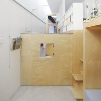 Lantai satu terdiri dari beberapa kotak kayu yang difungsikan sebagai ruang tamu, ruang makan, kamar tidur, ruang belajar dan kamar mandi. Setiap ruangan dipisahkan dengan sekat yang bisa digeser sehingga bisa menciptakan ruang yang lebih luas apabila ingin mengadakan pertemuan keluarga. Foto: Dok. Ruijing Photo/ B.L.U.E Architecture Studio