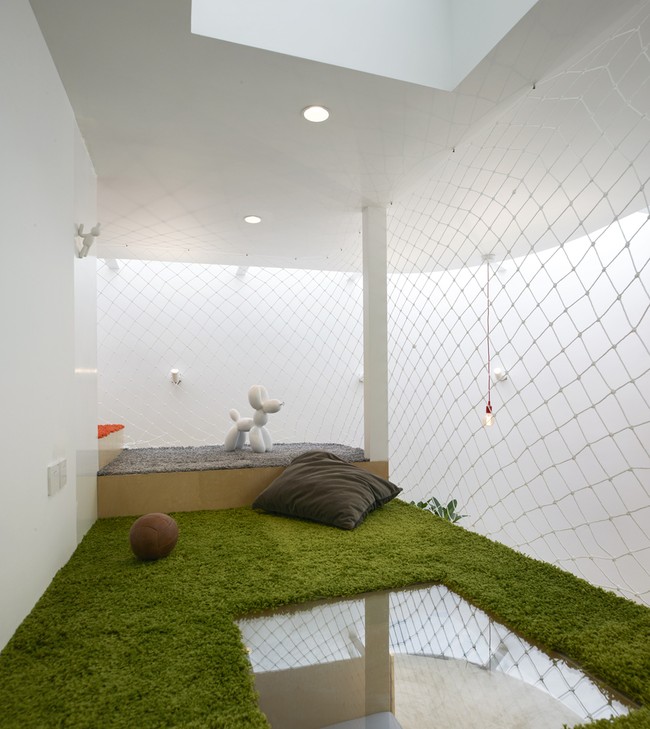 Lantai dua mengusung konsep ruang terbuka yang lebih leluasa untuk anak-anak bergerak. Di sini terdapat kamar tidur anak sekaligus tempat bermain. Foto: Dok. Ruijing Photo/ B.L.U.E Architecture Studio