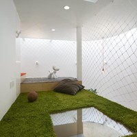 Lantai dua mengusung konsep ruang terbuka yang lebih leluasa untuk anak-anak bergerak. Di sini terdapat kamar tidur anak sekaligus tempat bermain. Foto: Dok. Ruijing Photo/ B.L.U.E Architecture Studio