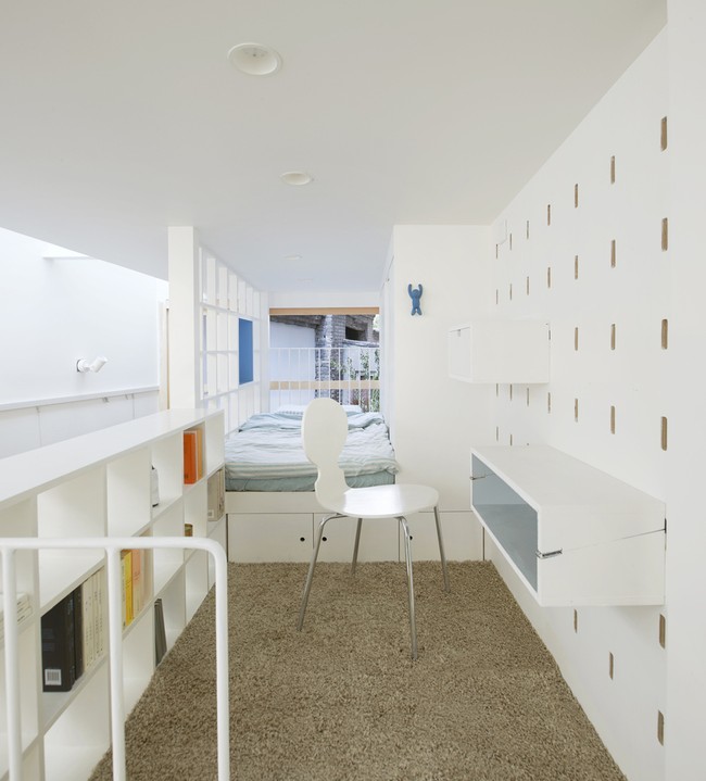 Rumah dibangun secara vertikal dengan dua lantai agar bisa mengakomodir berbagai kebutuhan layaknya rumah dengan bentuk lahan normal. Foto: Dok. Ruijing Photo/ B.L.U.E Architecture Studio