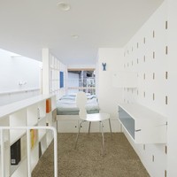 Rumah dibangun secara vertikal dengan dua lantai agar bisa mengakomodir berbagai kebutuhan layaknya rumah dengan bentuk lahan normal. Foto: Dok. Ruijing Photo/ B.L.U.E Architecture Studio