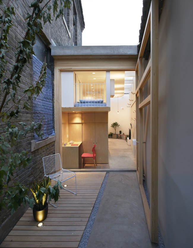 Salah satu elemen unik dari rumah ini adalah koridor yang tak hanya terhubung dengan semua area dalam tapi juga luar sebagai perpanjangan gang. Sehingga ketika pintu koridor ini dibuka akan terasa ambiens seperti berada di area outdoor. Foto: Dok. Ruijing Photo/ B.L.U.E Architecture Studio