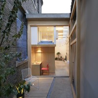 Salah satu elemen unik dari rumah ini adalah koridor yang tak hanya terhubung dengan semua area dalam tapi juga luar sebagai perpanjangan gang. Sehingga ketika pintu koridor ini dibuka akan terasa ambiens seperti berada di area outdoor. Foto: Dok. Ruijing Photo/ B.L.U.E Architecture Studio