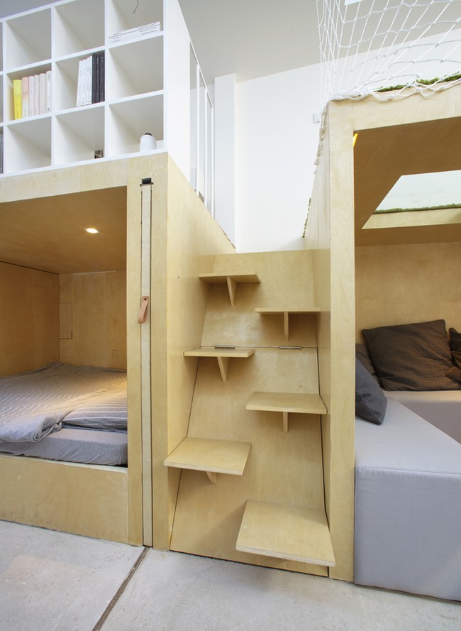 Ide rancangan rumah ini terinspirasi dari ruang umum untuk publik yang banyak disediakan di gang-gang kecil di Beijing, sebagai sarana untuk berbagi tempat dengan orang lain, untuk menciptakan rasa kekeluargaan. Sebab yang disebut rumah bagi mereka adalah koneksi antara orang-orang di dalamnya dan lingkungannya. Foto: Dok. Ruijing Photo/ B.L.U.E Architecture Studio