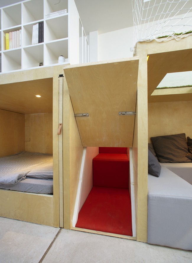 Rumah ini juga mengadaptasi gaya arsitektur Jepang yang selalu memanfaatkan ruang semaksimal mungkin dengan furnitur atau ruangan yang bisa dilipat atau digeser. Foto: Dok. Ruijing Photo/ B.L.U.E Architecture Studio