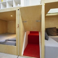 Rumah ini juga mengadaptasi gaya arsitektur Jepang yang selalu memanfaatkan ruang semaksimal mungkin dengan furnitur atau ruangan yang bisa dilipat atau digeser. Foto: Dok. Ruijing Photo/ B.L.U.E Architecture Studio