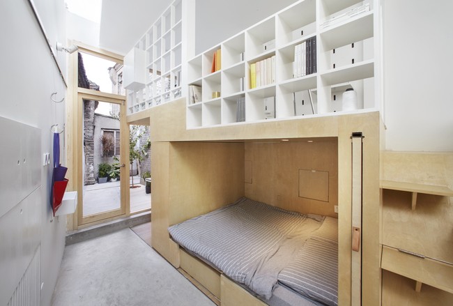 Misalnya saja ada satu kamar tidur yang bisa jadi tempat tidur sekaligus sofa hanya dengan menggesernya. Foto: Dok. Ruijing Photo/ B.L.U.E Architecture Studio