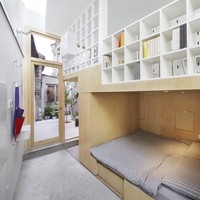 Misalnya saja ada satu kamar tidur yang bisa jadi tempat tidur sekaligus sofa hanya dengan menggesernya. Foto: Dok. Ruijing Photo/ B.L.U.E Architecture Studio