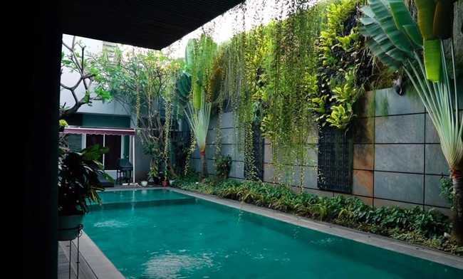 Kolam renang Rossa yang terasa asri dengan lanskap bergaya industrial. (Foto: YouTube/BoyWilliam)
