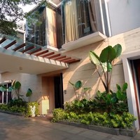 Inilah tampak depan rumah Rossa yang bergaya minimalis modern. Area depan dilengkapi sebuah kanopi panjang beratap kaca. (Foto: YouTube/BoyWilliam)