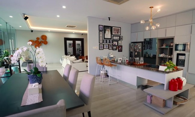 Dapur dan ruang makan yang tampak lega dengan dominasi warna putih. (Foto: YouTube/BoyWilliam)