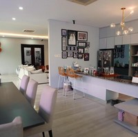 Dapur dan ruang makan yang tampak lega dengan dominasi warna putih. (Foto: YouTube/BoyWilliam)