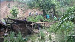 Hujan Deras, Rumah Warga Mamuju Tengah Rusak Diterjang Longsor Hujan Deras, Rumah Warga Mamuju Tengah Rusak Diterjang Longsor