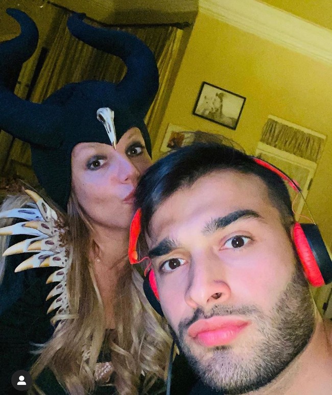 Sam dan Britney bertemu dalam video klip berjudul Slumber Party. Saat itu Sam menjadi video klip sang penyanyi.  Foto: Instagram