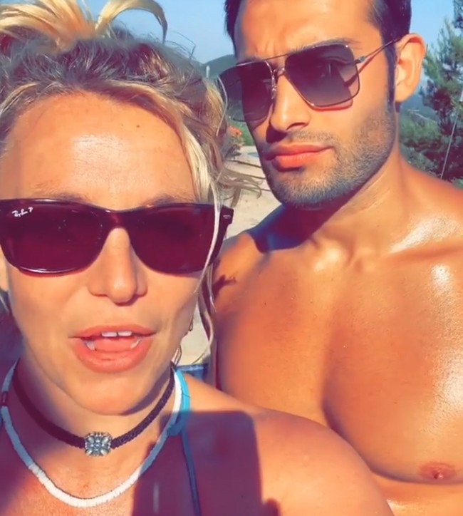 Sam dan Britney punya perbedaan usia yang cukup jauh. Sam berusia 26 tahun, sementara Britney 38 tahun. Ya, mereka terpaut usia 12 tahun.  Foto: Instagram