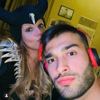 Sam dan Britney bertemu dalam video klip berjudul Slumber Party. Saat itu Sam menjadi video klip sang penyanyi.  Foto: Instagram