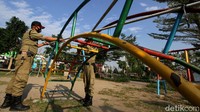 Penutupan taman tersebut dilakukan usai ramainya warga yang berdatangan ke kawasan itu pada pagi dan siang hari tanpa mematuhi protokol kesehatan.