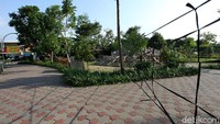Dinas Lingkungan Hidup menutup jalan masuk taman dengan tali rafia di Taman Jayawijaya yang berada di kawasan Mojosongo, Surakarta.