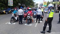 Tercatat sebanyak 367 sepeda motor dan 224 roda empat yang melanggar stop line terjadi pada hari keenam Operasi Patuh Jaya. Selain itu, jenis pelanggaran yang paling banyak adalah pengendara sepeda motor yang melawan arus sebanyak 1.134 perkara, pelanggaran pemotor tidak menggunakan helm sebanyak 1.007, mobil melaju di bahu jalan tol sebanyak 124 perkara, mobil melawan arus sebanyak 71 dan mobil menggunakan strobo atau rotator sebanyak 9 perkara. Sugeng Harianto/detikcom  