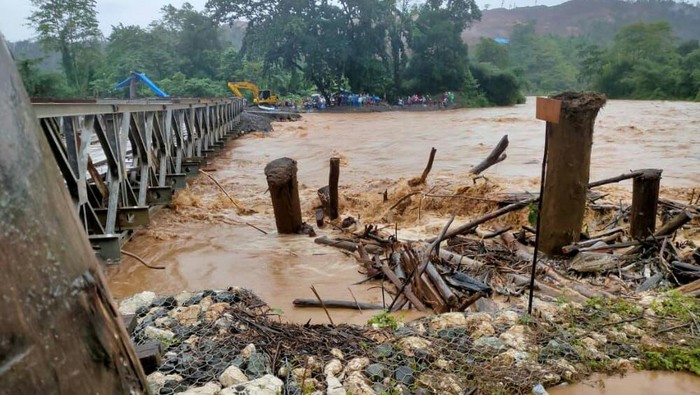 Sungai Dampala di Kabupaten Morowali, Sulawesi Tengah (Sulteng) meluap karena curah hujan yang tinggi.