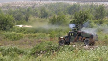 Rudal Javelin kabarnya sudah menghancurkan cukup banyak tank Rusia yang menyerbu Ukraina. Foto: AP/Chiang Ying-ying