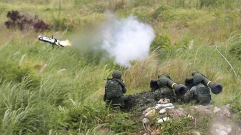 Harga sistem Javelin terhitung sangat mahal. Satu unit sistem peluncurannya pada tahun 2002 dibanderol USD 126 ribu (Rp 1,8 miliar) dan setiap rudalnya berharga USD 78 ribu (Rp 1,1 miliar). Tentu saat ini banderol itu sudah naik. Foto: AP/Chiang Ying-ying