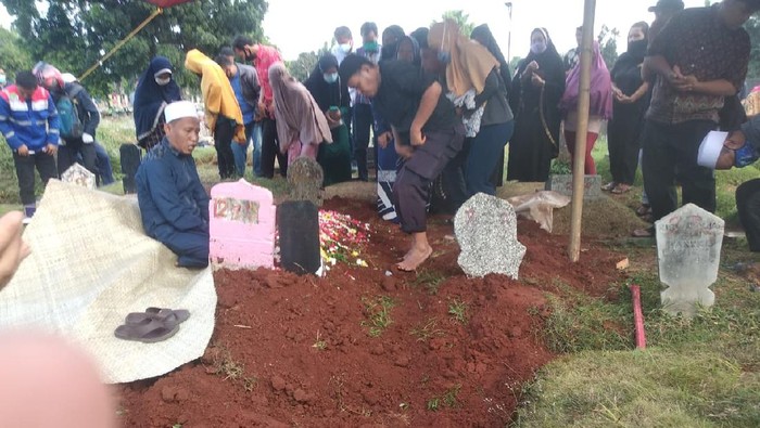 Tangis Haru Warnani Pemakaman Korban Tewas Kecelakaan Maut di Jaktim