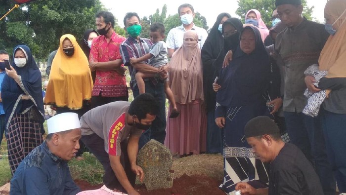 Tangis Haru Warnani Pemakaman Korban Tewas Kecelakaan Maut di Jaktim