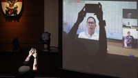 Majelis hakim Pengadilan Tindak Pidana Korupsi (Tipikor) menjatuhkan vonis 4 tahun terhadap Tubagus Chaeri Wardana alias Wawan. Selain hukuman penjara, Wawan didenda uang sebesar Rp 200 juta. Tidak hanya divonis pidana penjara selama 4 tahun, Wawan juga dijatuhi hukuman tambahan berupa uang pengganti sebesar Rp 58,025 miliar.