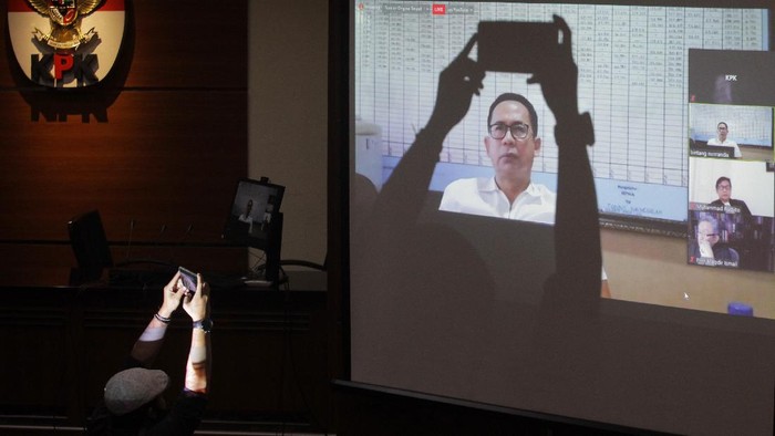 Terbukti Korupsi Alkes, Wawan Divonis 4 Tahun Bui Tubagus Chaeri Wardana alias Wawan divonis 4 tahun bui usai terbukti korupsi alkes. Ia juga dijatuhi hukuman tambahan berupa uang pengganti Rp 58,025 miliar.