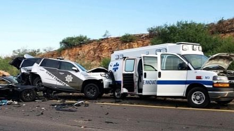 Tesla Tabrak Ambulans Tesla tabrak ambulans dan mobil polisi dalam mode autopliot