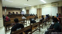 Sebelumnya, jaksa menuntut Rahmat Kadir dengan hukuman 1 tahun penjara. Jaksa menilai Rahmat terbukti melakukan penganiayaan berat terhadap Novel dengan menyiramkan air keras.