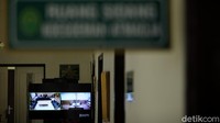 Sementara, penyerang lainnya yakni Ronny Bugis dijatuhi hukuman 1,5 tahun penjara. Ronny diyakini bersalah melanggar Pasal 353 ayat 2 KUHP juncto Pasal 55 ayat (1) ke-1 KUHP.