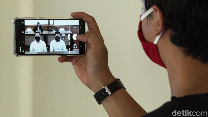 Tok! Penyiram Air Keras ke Novel Baswedan Divonis 2 Tahun Penjara Terdakwa penyiram air keras ke Novel Baswedan, Rahmat Kadir, divonis 2 tahun bui. Ia diputus hakim bersalah karena melakukan penganiayaan berat terhadap Novel.