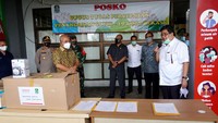 Selain satu unit Kijang Innova Ambulance, pada kesempatan itu juga diserahkan 3.000 face mask dalam rangka aktfitas corporate social responbility (CSR) dalam membantu penanggulangan dan pengentasan pandemi COVID-19. (dok toyota)