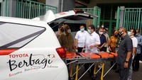 Walikota Bekasi Rahmat Effendi (kiri) berbincang dengan Direktur Administrasi, Korporasi dan Hubungan Eksternal PT Toyota Motor Manufacturing Indonesia (TMMIN) Bob Azam (kanan) di depan Kijang Innova Ambulans saat acara penyerahaan donasi pandemi COVID-19 dari Toyota Indonesia untuk Pemkot Bekasi. (dok toyota)