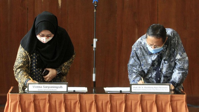 UGM menggandeng DPLK AXA Mandiri. DPLK AXA Mandiri akan mengelola program pensiun iuran pasti bagi dosen dan pegawai tetap UGM.