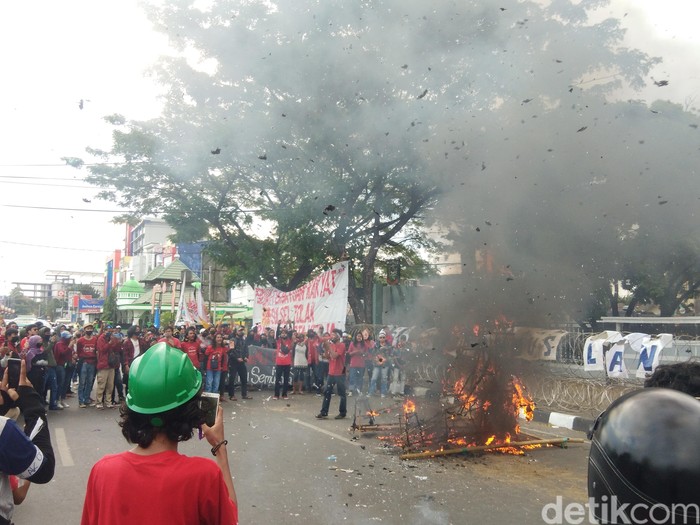 Unjuk rasa massa dari aliansi front perjuangan rakyat (FPR) di depan Kantor DPRD Sulsel (Hermawan-detikcom).